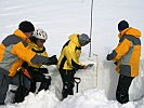 Die einzelnen Schichten des Schneeprofils werden ausgewertet.