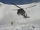 Die S-70 "Black Hawks" transportierten täglich bis zu 25 Teams der Lawinenkommissionen. beim Abflug zur Abholung der nächsten Lawinenkommission.