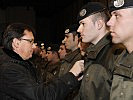 Minister Norbert Darabos mit Soldaten des ORF-Bataillons.