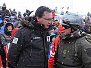 Bundesminister Mag. Norbert Darabos bedankt sich beim Einsatzleiter, Oberleutnant Oliver Wieser aus St. Johann/Tirol