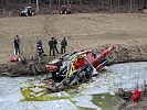 Diese 16 Tonnen schwere Bohrlafette war in einen Teich gefallen.