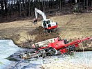 Die beiden Bergepanzer ziehen die Lafette aus dem Teich.