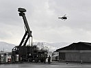 Ein Tieffliegererfassungsradar und eine "Alouette" III am Flugplatz Hohenems.