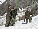 Die Soldaten des Lawineneinsatzzuges beim Sondieren.