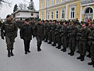 Major Deutsch vom Jägerbataillon 19, Landeshauptmann Niessl und Militärkommandant Petermann beim Abschreiten der Front.