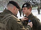 Oberstleutnant Bogenreiter zeichnete die Einsatzkräfte mit NATO-Medaillen aus.