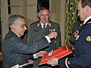 "Offizier der Ehrenlegion": Botschafter Philippe Carre, l., überreicht General Entacher den Verdienstorden.