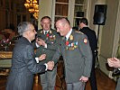 Der Kommandant der Streitkräfte, Generalleutnant Günter Höfler wird ebenfalls zum "Offizier der Ehrenlegion".