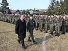 Landeshauptmann Niessl und Brigadier Vorhofer schreiten die Front ab.