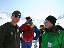 Heeresbergführer und Alpinfachmann im Gespräch: Oberstleutnant Stefan Lehner unterhält sich mit dem Lawinenwissenschaftler Peter Höller.