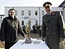 Verteidigungsminister Norbert Darabos, l., übergibt das generalsanierte und erweiterte Musikhaus der Militärmusik Oberösterreich.