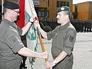 Brigadier Heinz Zöllner, l., überträgt das Kommando an Oberstleutnant Michael Miggitsch.