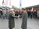 Brigadier Ernst Konzett bedankte sich bei Oberwachtmeister August Stöhr für dessen Engagement.