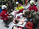 Sanitäter verschiedener Organisationen arbeiteten Hand in Hand.