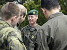 Major Horst Unterrieder im Gespräch mit tschechischen und österreichischen Kursteilnehmern.