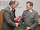 Generalmajor Raffetseder, l., mit dem Vortragenden, Brigadier Hofmeister.