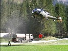 Tankfahrzeuge des Bundesheeres versorgen die Einsatzkräfte mit Löschwasser.