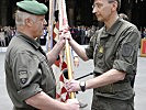 Generalmajor Heinrich Winkelmayer übergab das Feldzeichen an Brigadier Wagner.