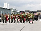 Soldaten tragen die Kränze der Republik.