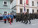 Der Insignientrupp marschiert ein.