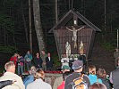 Kerzenlicht erhellt die "Nokturne" der Militärpfarre Tirol.