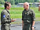 Generalleutnant Commenda, r., wird in Wildflecken begrüßt.