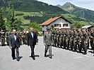 V.l.: Bürgermeister Manahl, Landesstatthalter Rüdisser und Brigadier Konzett.