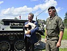 Brigadier Wessely verlieh Heinz Fischer das schwarze Panzerbarett.