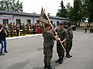 Oberst Riener, m., übergibt die Standarte des Bataillons an Oberstleutnant Lemp.