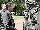 Verteidigungsminister Darabos nutzt die Gelegenheit zum Gespräch mit den Berufssoldaten des Jägerbataillons 25.