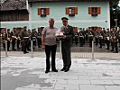 Brigadier Hufler überreicht dem Jubilar einen Feldstecher.