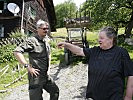 Theresia Pfister schildert Vizeleutnant Pfeifer den Schadenshergang.