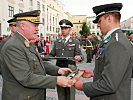 General Entacher übergibt das Ehrengeschenk an den Lehrgangsbesten.