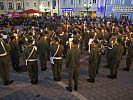 Die Militärmusik spielt den Zapfenstreich.