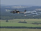 Ein "Black Hawk" stößt zur Täuschung einer simulierten Lenkwaffe Flares aus.