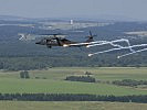 Ein S-70 "Black Hawk" stößt Täuschkörper aus, um sich vor einem Angriff zu schützen (Archivfoto).