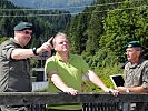 Der Einsatzleiter Vizeleutnant Josef Pfeifer erinnert sich mit Bürgermeister Schöttl über die damaligen Ereignisse.