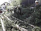 Gemeinsam mit der Feuerwehr helfen die Soldaten, den Ort wieder bewohnbar zu machen.