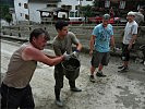 Gemeindebürger und Soldaten arbeiten Hand in Hand.