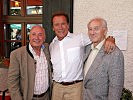 Schwarzenegger mit seinem damaligen dienstführenden Unteroffizier Karl Diemer und Zugskommandant Franz Kaufmann.