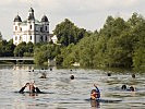 Die Rettungsschwimmer haben die Dreifaltigkeitskirche in Stadl Paura passiert.