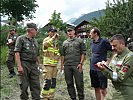 Besprechung vor Ort: Die Einsatzkräfte koordinieren das weitere Vorgehen.