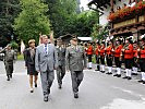 Generalmajor Bauer, Landesrat Tilg, Bürgermeisterin Oppitz-Plörer und Brigadier Grünwald schreiten die Front ab.