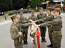 Mit der Hand an der Fahne leisten diese Soldaten ihr Treuegelöbnis.