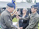 Oberst Langthaler, r., übernimmt das neue Feldzeichen.