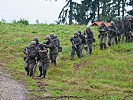 Die Soldaten des Milizbataillons greifen an.