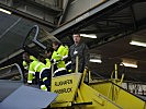 Der militärische Schulungsleiter für die Betriebsfeuerwehr Flughafen Innsbruck am System Eurofighter, Major Michael Hendl, r.