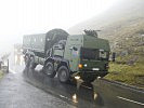 Ein schwerer gepanzerter Lastkraftwagen unterwegs auf der Großglockner Hochalpenstraße.