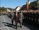 Landeshauptmann Niessl und Oberst Petermann schreiten die Front ab.