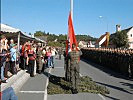 Die Flagge wird am Kirchenplatz in Güttenbach gehisst.